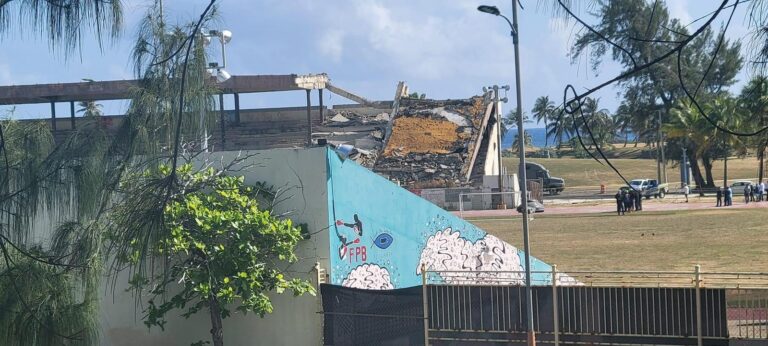 Se derrumba parcialmente techo del Sixto Escobar