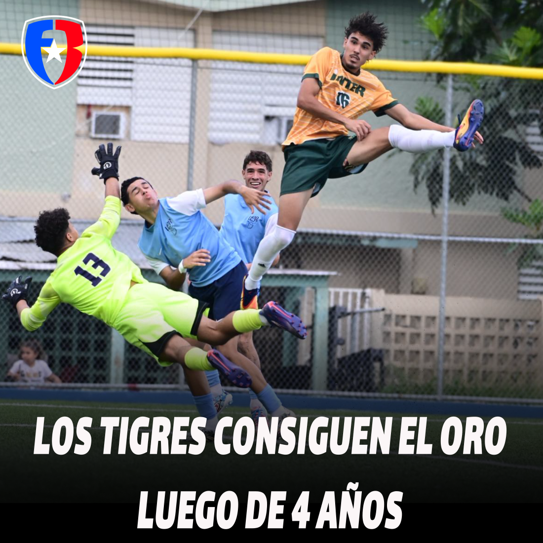 Carlos Siaca vuela por los Tigres de la UIPR durante el partido donde anotó uno de los goles del campeonaro en la LAI.jpeg (Jorge Colón LAI)